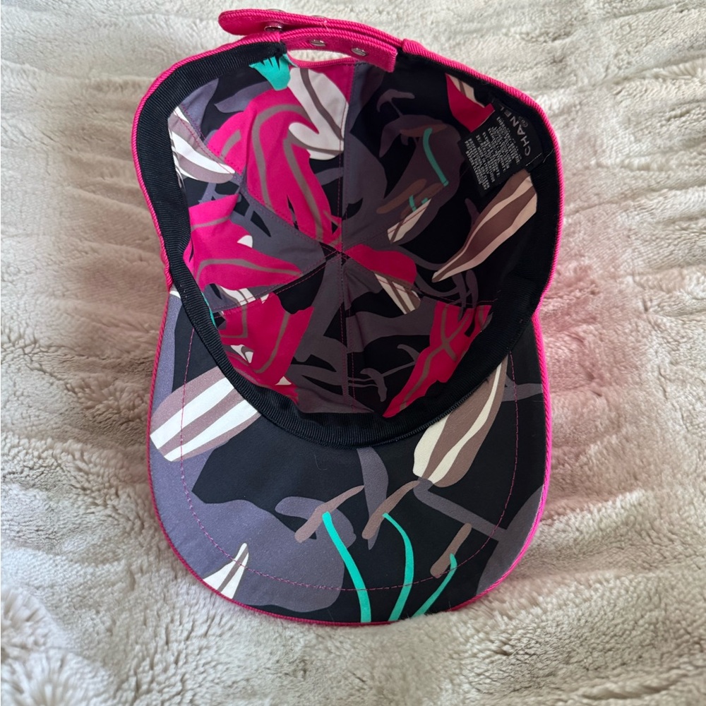 CHANEL Fuchsia Cap with Iconic Logo - Picture 2 of 2